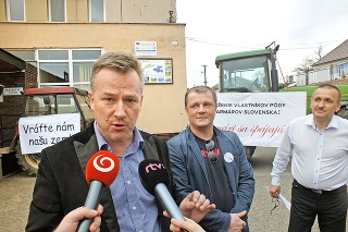 Zástupcovia farmárov sa stretli v Haniske pri Košiciach, za všetkých hovorili František Oravec, Patrik Magdoško a Jaroslav Jánoš (zľava).