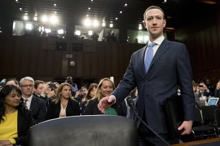Šéf Facebooku Mark Zuckerberg predstúpil pred americký Senát.