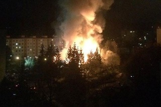 V Považskej Bystrici horí budova bývalej školy.