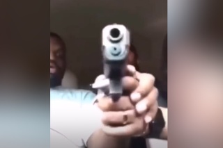 Hrozné video na sociálnej sieti: Strelila muža do hlavy a vysielala to naživo na facebooku!