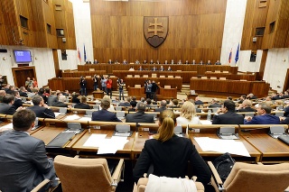 Predstavenie Programového vyhlásenia vlády (PVV) a žiadosť nového kabinetu o vyslovenie dôvery boli hlavným bodom druhej schôdze Národnej rady SR v tomto volebnom období, ktorú otvoril predseda parlamentu Andrej Danko. 