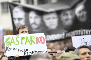 Protest Za slušné Slovensko na bratislavskom Námestí SNP 5. apríla.