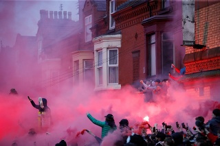 Fanúšikovia Liverpoolu zaútočili na autobus futbalistov Manchestru City.