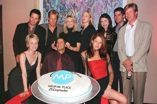 Jamie Luner (vpravo dole) s kolegami zo seriálu Melrose Place.