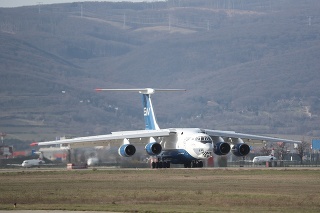 Hneď po odlete došlo k stretu lietadla s vtákom, lietadlo hodiny krúžilo nad západným Slovenskom.