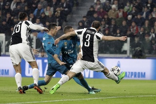 Cristiano Ronaldo (druhý vľavo) z Realu Madrid strieľa gól počas prvého zápasu štvrťfinále Ligy majstrov Juventus Turín - Real Madrid