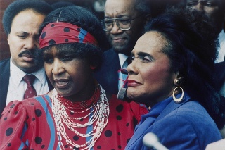 Na archívnej snímke z roku 1986 Winnie Mandelová (vľavo), manželka väzneného lídra Afrického národného kongresu Nelsona Mandelu a Coretta Scottová Kingová, vdova po Martinovi Lutherovi Kingovi Jr.