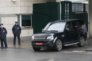 Britskí diplomati opúšťajú ambasádu v Moskve.