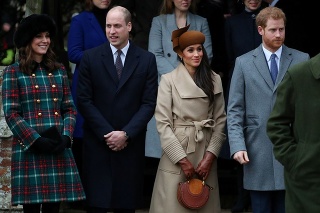 Meghan Markle s Harrym pózujú spolu s tehotnou Kate a jej manželom Williamom.
