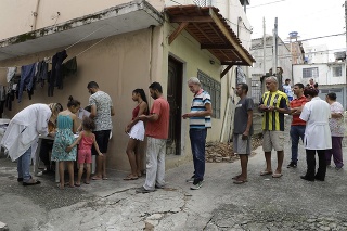 Ľudia čakajú v rade na vakcínu na predmestí Sao Paula.