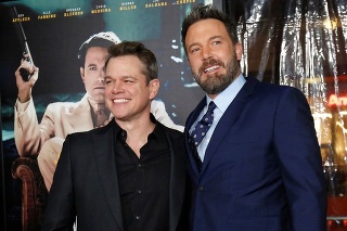Herci a producenti Ben Affleck a Matt Damon siahli po seriáli slovenských tvorcov.