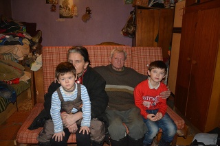 V takomto dome v Držkovciach žijú starí rodičia s vnúčikmi.
