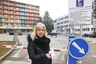 Prevádzkovateľka ubytovne Emília Stredanská pri závore na platenom parkovisku pred ubytovňou.