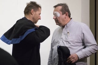 Obžalovaný Patrik Pachinger (na snímke vpravo) prišiel na súd priamo z nemocnice po operácii oka.