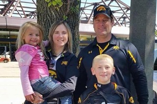 Kevin Wayne Sharp so svojou manželkou, Amy Marie, synom Sterlingom a dcérou Adriannou.