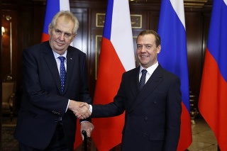Český prezident Miloš Zeman počas stretnutia s ruským kolegom Dmitrijom Medvedevom.