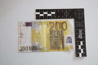 Falzifikát vytvorili zlepením dvoch papierov s veľmi nekvalitnou napodobeninou 200 eurovej bankovky, pričom opačná strana bola dole hlavou.
