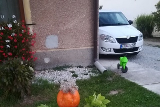 Zuzke už pred domom stojí snehuliak.