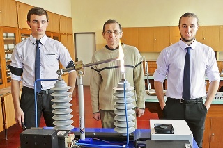 Úspešní študenti Sebastián Ivan (vľavo) a Jakub Fecko s učiteľom Jozefom Harangozom.