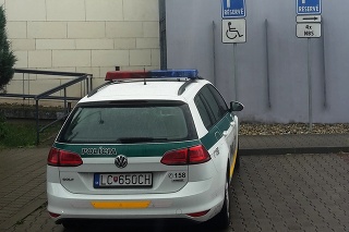 Takto parkovali lučenskí policajti ešte koncom júla.