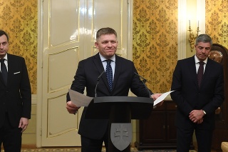 Koaliční partneri počas tlačovej konferencie, na ktorej Robert Fico ohlásil svoju možnú demisiu.