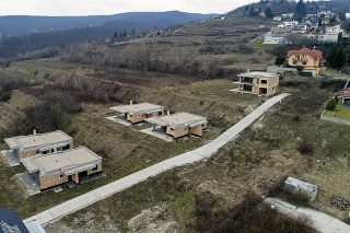 Týchto päť domov sa nachádza  v bratislavskej Rači.