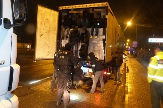 V tureckých kamiónoch sa skrývalo 87 mužov, žien a detí irackej, iránskej a sýrskej národnosti