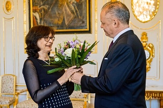 A. Kiska podaroval L. Žitňanskej na rozlúčku kyticu.