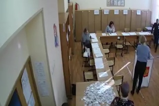 Podvody počas volieb v Rusku? Videá zachytávajú podozrivé praktiky vo volebných miestnostiach!