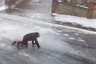 Štyria odvážni muži bojujú so zamrznutou ulicou: Jeden z nich kruto prehral!