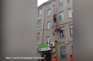 Hrôzostrašný pád z rebríka: Rusi mali ukázať ako dodržiavať bezpečnosť na pracovisku, sami pritom takmer zomreli!