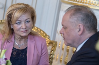 Na snímke vpravo prezident SR Andrej Kiska a vľavo kandidátka na ministerku kultúry SR Ľubica Laššáková (Smer-SD).