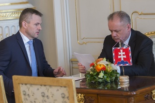 Prezident SR Andrej Kiska (vpravo) a podpredseda vlády SR pre investície a informatizáciu Peter Pellegrini počas stretnutia 15. marca 2018 v Bratislave.