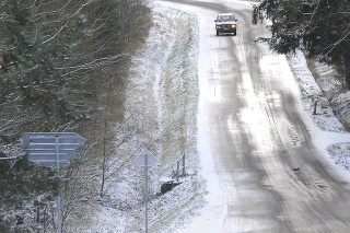 Slabá vrstva ujazdeného namŕzajúceho snehu a silný vietor komplikujú dopravu na cestách v Plzeňskom kraji.