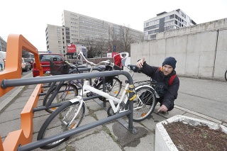 Tomáš Peciar(35) z cyklokoalície ukazuje olejovú škvrnu pri poškodenom bicykli.