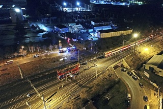 Čelná zrážka vlakov spôsobila zranenia 18 ľuďom.