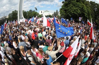 Demonštrácie v Poľsku sa zúčastnili tisíce ľudí.