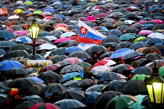 Košičanov neodradil od demonštrácie ani dážď. 