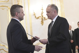 Prezident SR Andrej Kiska (vpravo) poveril zostavením novej vlády vicepremiéra Petra Pellegriniho.