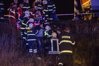 Zrážka vlakov si vyžiadala najmenej 15 zranených.