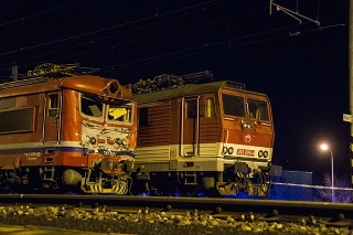 Zrážka vlakov si vyžiadala najmenej 15 zranených.
