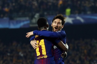Hráč Barcelony Ousmane Dembele (vľavo) oslavuje svoj gól so spoluhráčom Lionelom Messim.