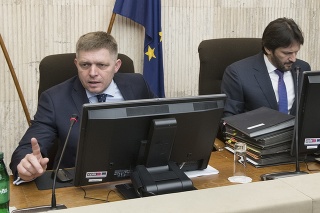 Predseda vlády SR Robert Fico a podpredseda vlády SR a minister vnútra SR Robert Kaliňák počas utorkového rokovania.