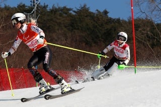Henrieta Farkašová (vzadu) s navádzačkou Natáliou Šubrtovou získali na zimných paralympijských hrách v Pjongčangu už tretie zlato.