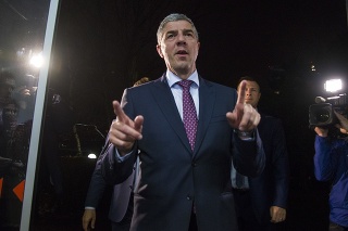 Béla Bugár prichádza do centrály strany, aby oznámil výsledok rokovania Most-Híd.