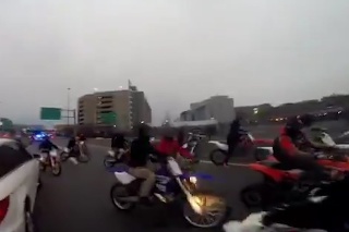 Gang motorkárov úplne zablokoval diaľnicu: Taký chaos ste ešte nevideli!
