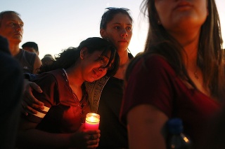 Sviečková vigília za obete streľby na floridskej strednej škole.