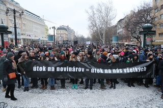 Nápismi na transparentoch ľudia vyjadrili podporu novinárom a slobode slova.