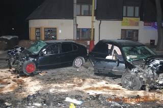 Prio zrážke dvoch osobných áut v meste na hornej Orave sa zranilo sedem ľudí. Jeden zo šoférov bol opitý. 