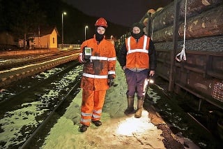 Traťoví robotníci Lukáš Brozman (26) a Martin Mikloško (29) mali počas mrazivej noci službu.